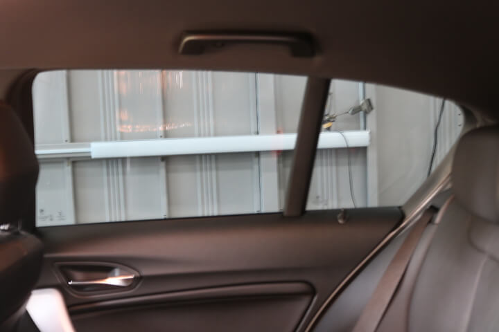 平成29年BMW1シリーズのカーフィルム施工後内側の右後ろドアガラス

